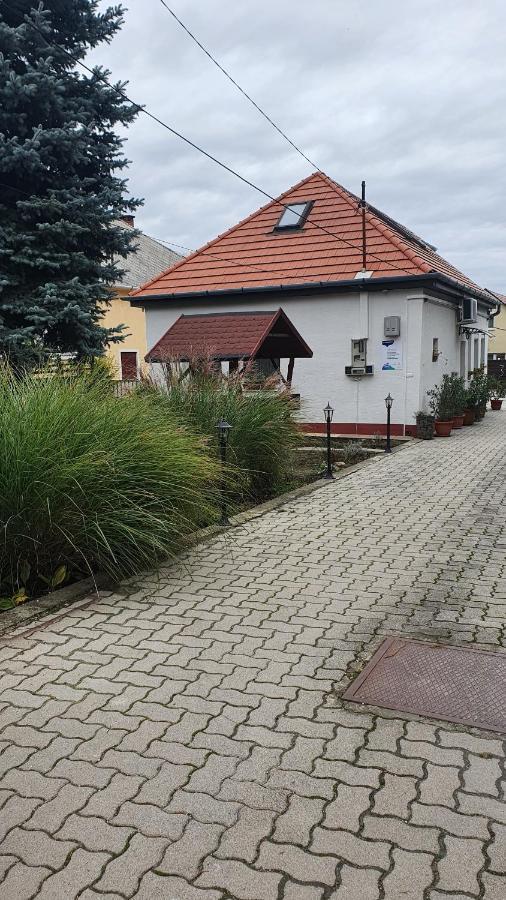 Ruttkai Vendégház Székesfehérvár Exterior foto